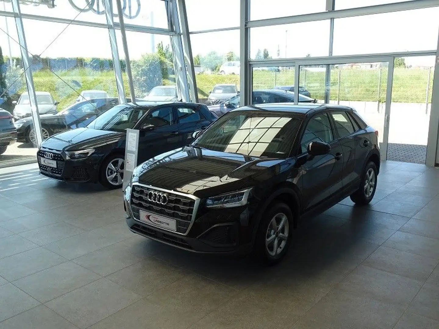 Audi Q2 30 TDI - LED / AHZV Negro - 2