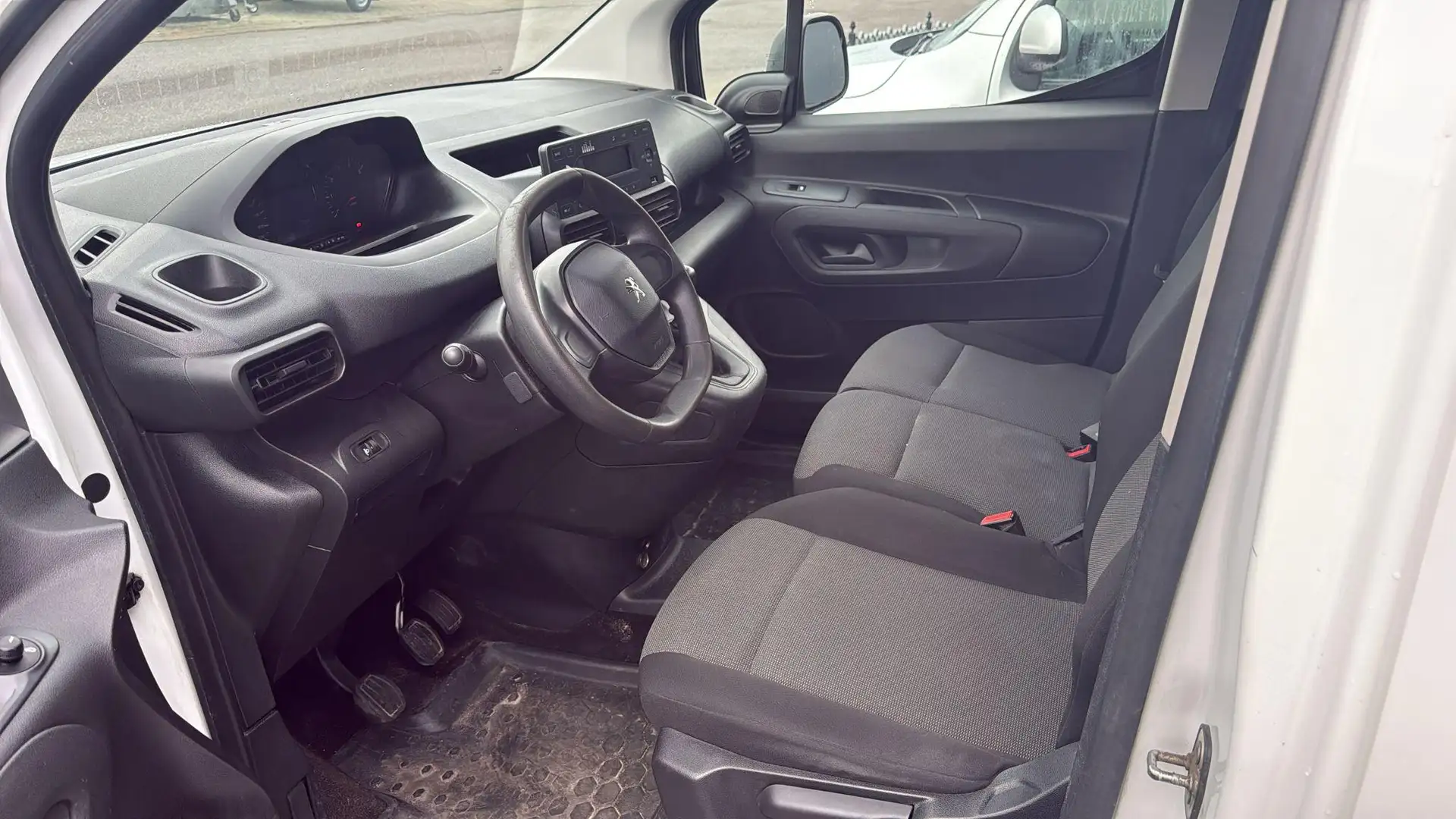Peugeot Partner 1.2 Airco 3 Persoons Dealer onderhouden Wit - 2