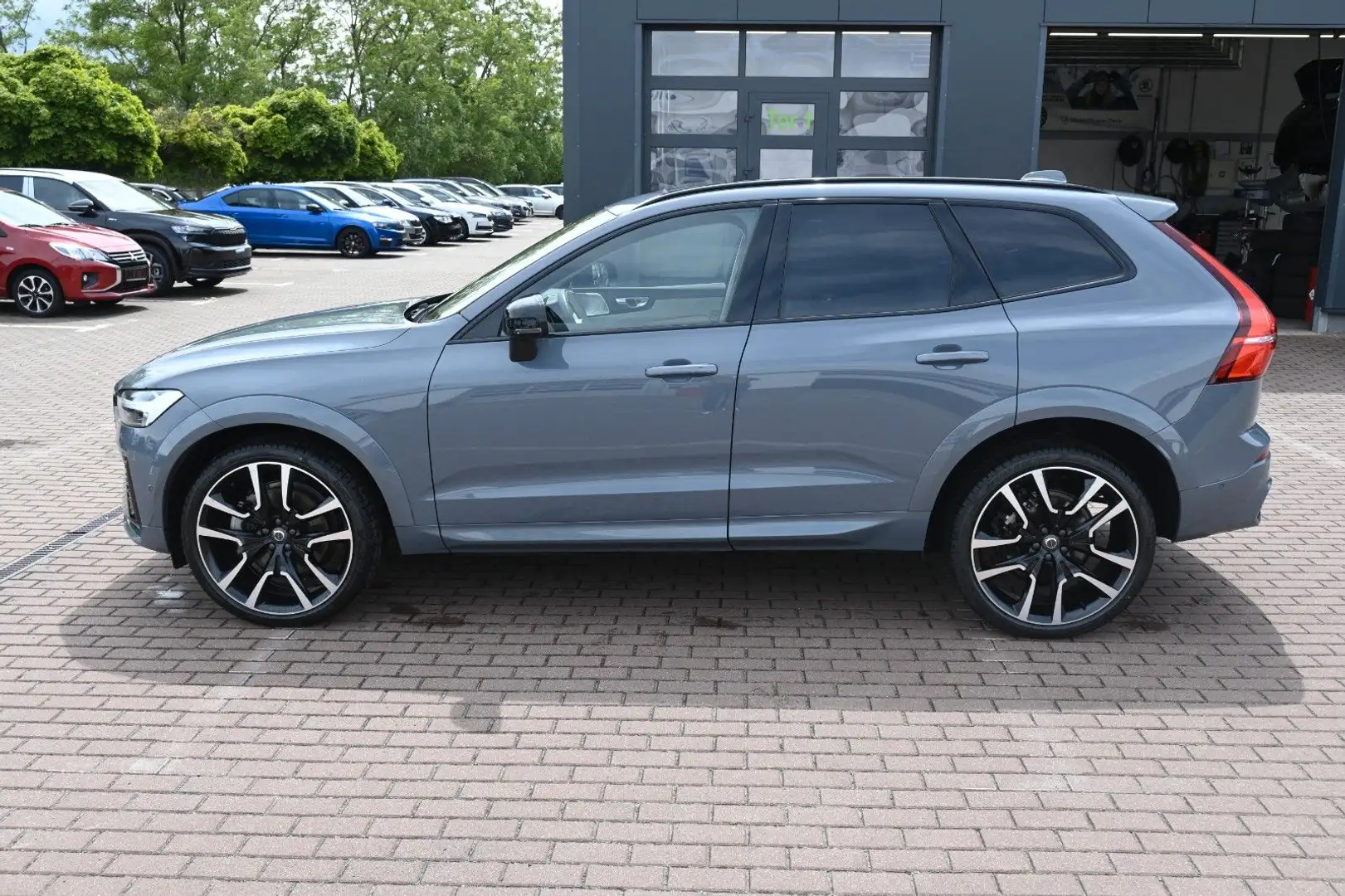 Volvo XC60 B4 D Ultimate Dark AWD*B&W*AHK*360°*PANO* Grau - 1
