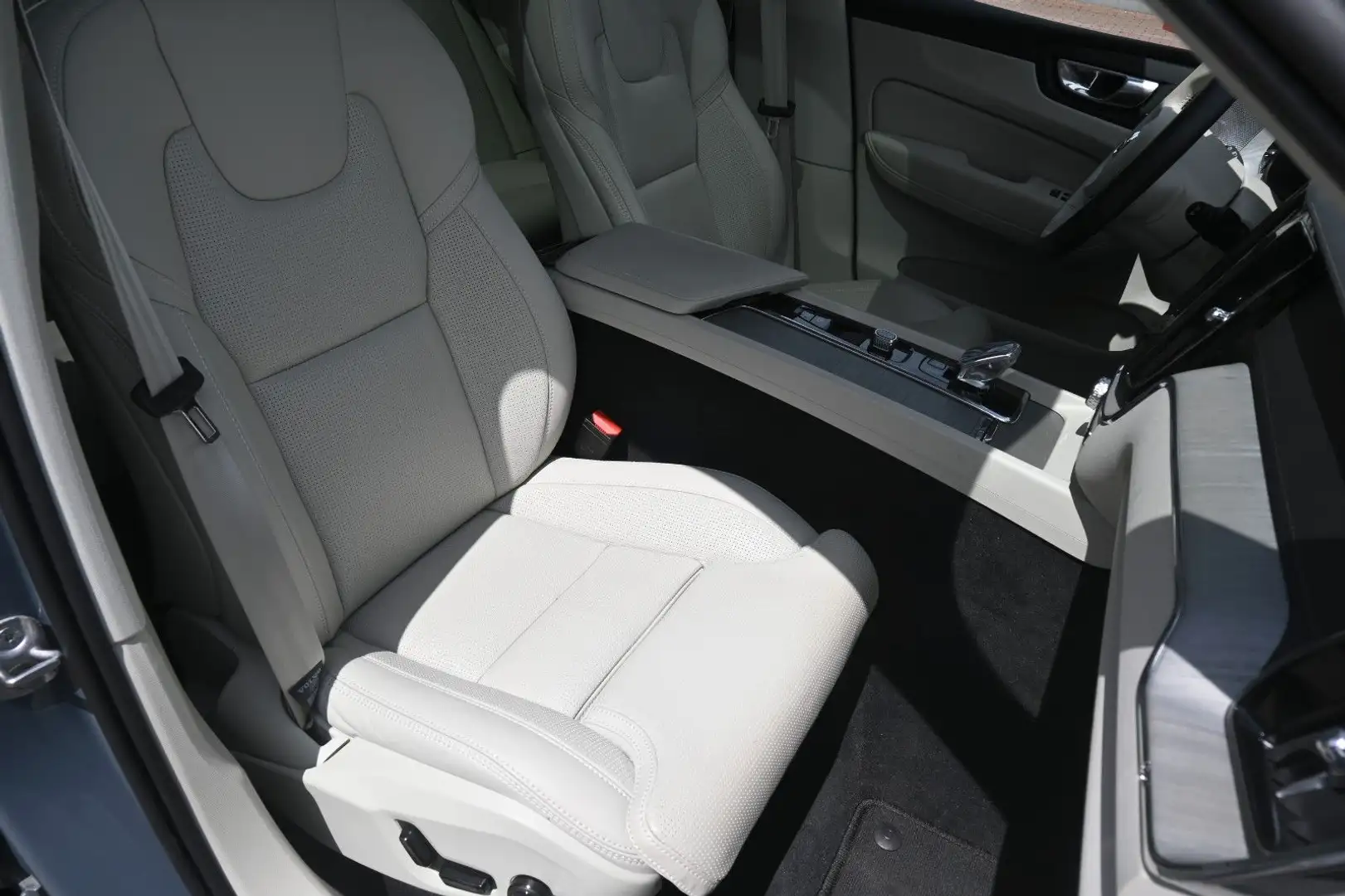 Volvo XC60 B4 D Ultimate Dark AWD*B&W*AHK*360°*PANO* Grau - 2
