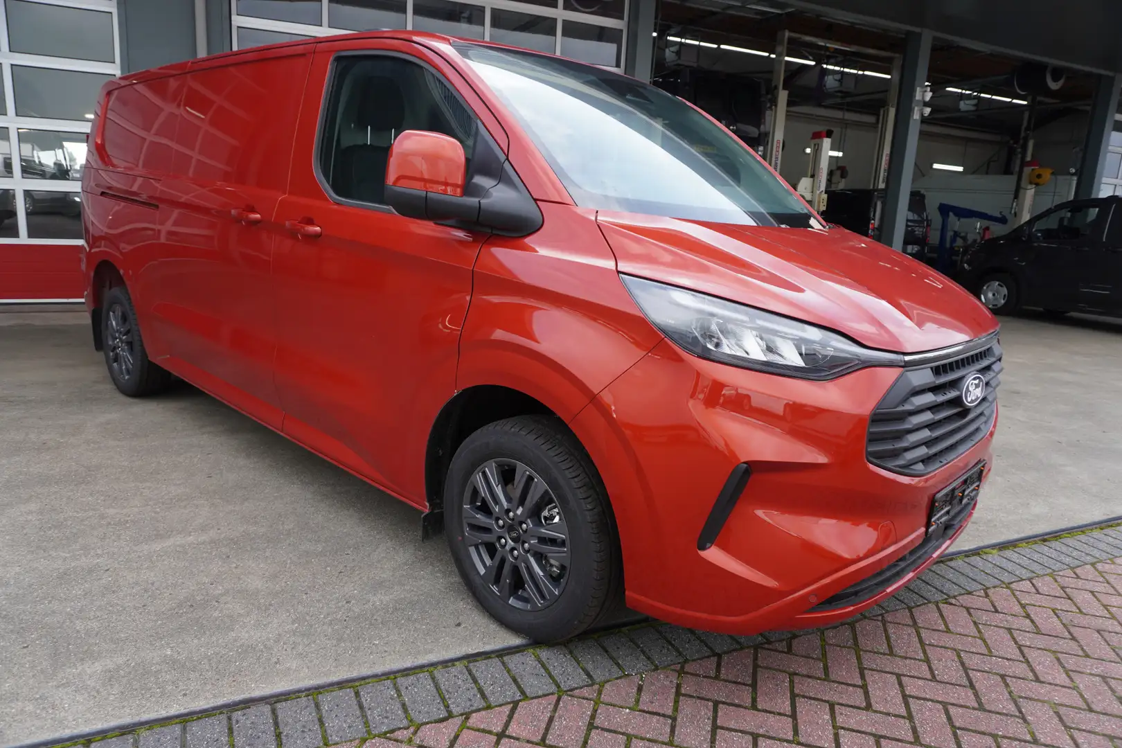 Ford Transit Custom 320L 2.0 TDCI 170PK L2H1 Limited Automaat Nr. V058 Rood - 2