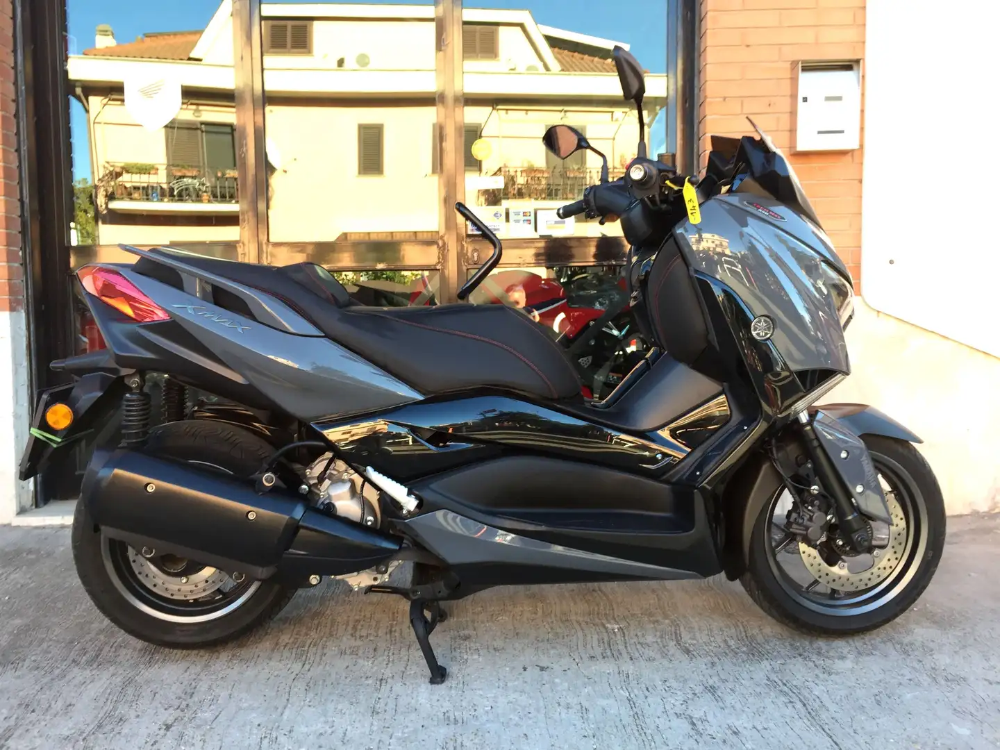 Yamaha X-Max 300 TECH MAX 2022 - PERMUTE - FINANZIAMENTI Grigio - 1