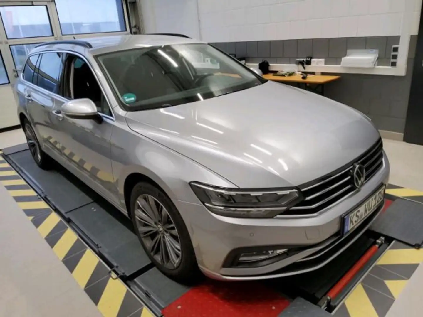 Volkswagen Passat Variant 2.0 TDI DSG BUSINESS LM18 AHK Silber - 2