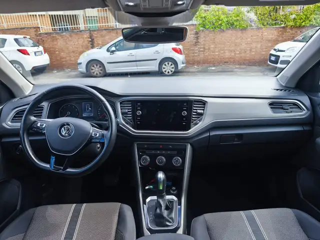 Volkswagen T-Roc view 14