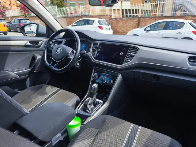 Volkswagen T-Roc view 9