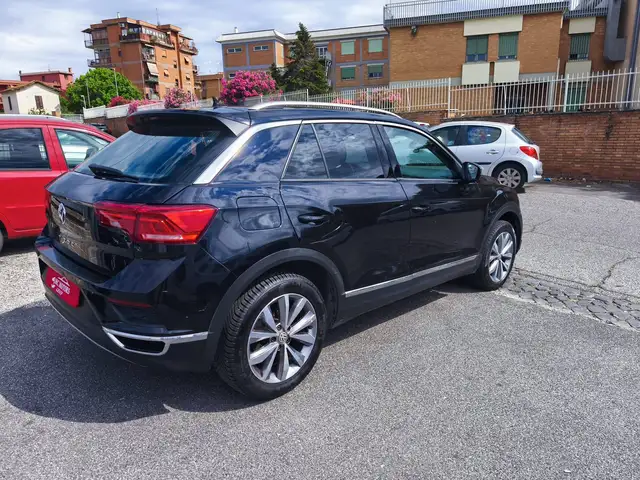 Volkswagen T-Roc view 4