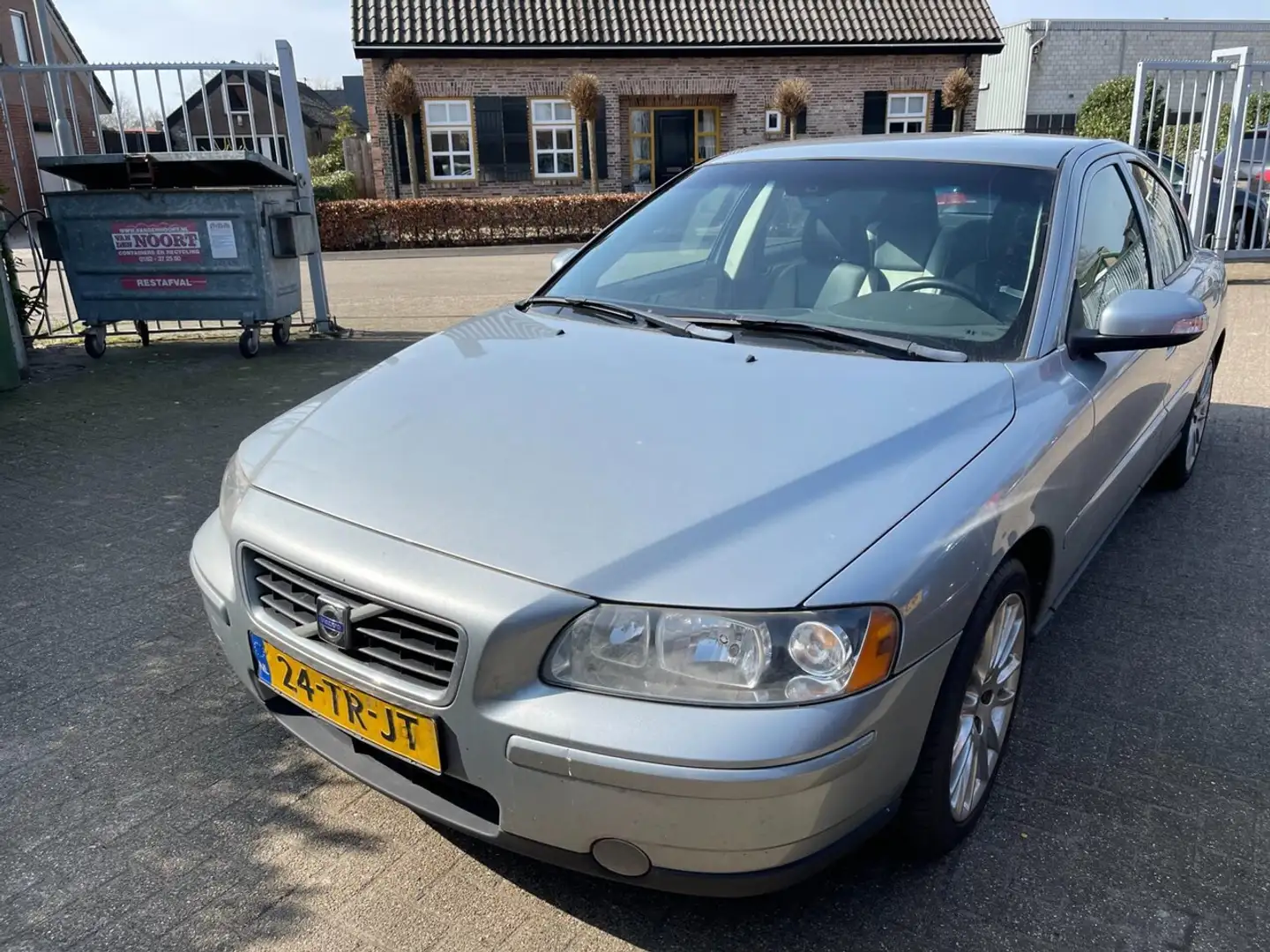 Volvo S60 2.4 141pk Kinetic | Airco | Lichtmetalen velgen | Grau - 2
