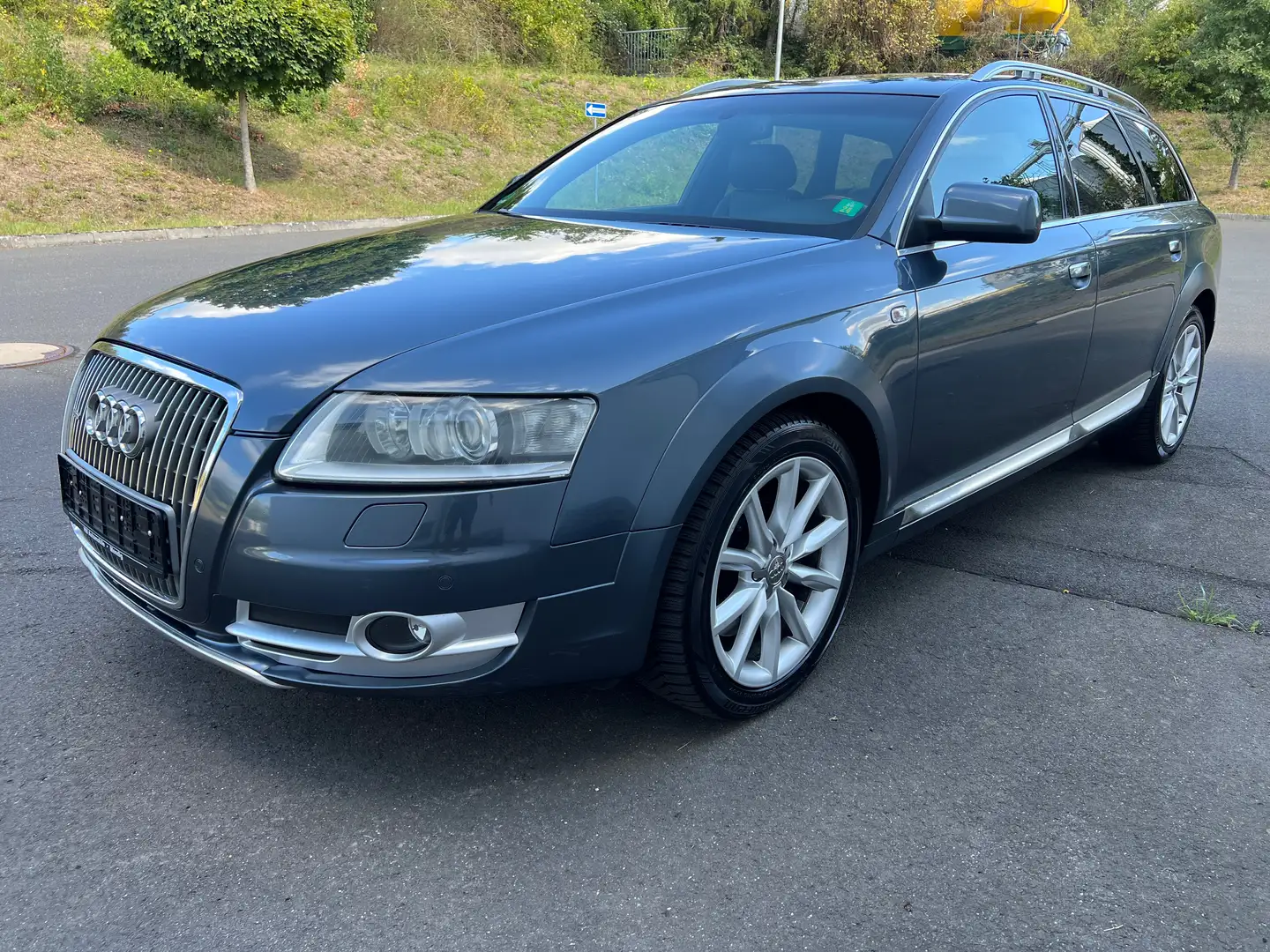 Audi A6 allroad 4.2 FSI V8 Grau - 1