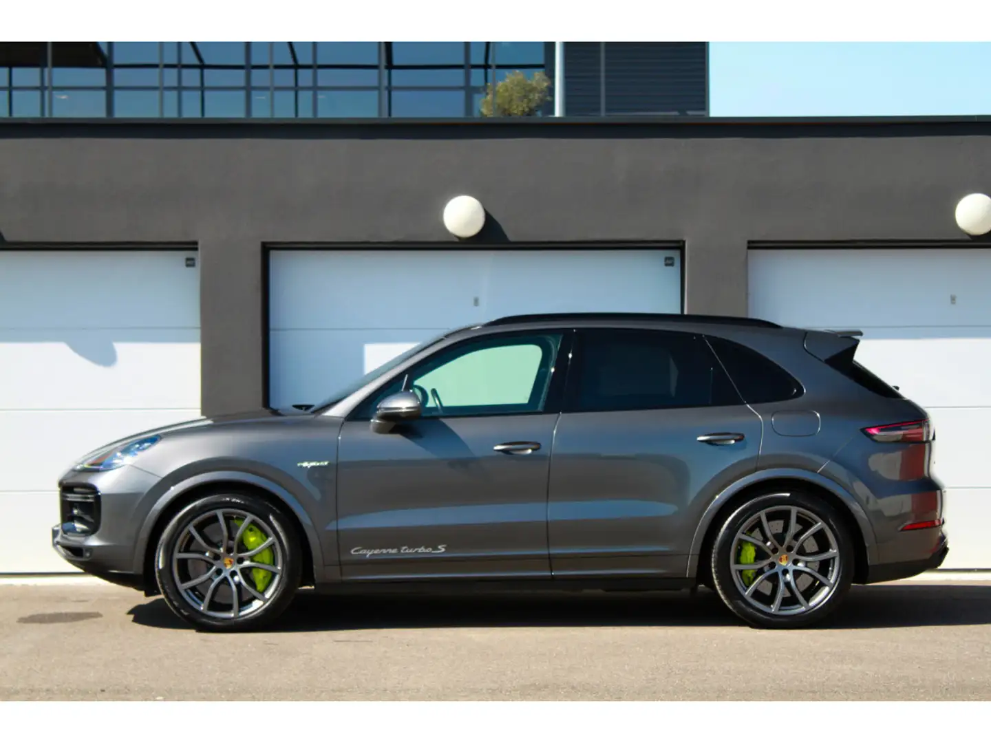 Porsche Cayenne TURBO S E-HYBRID | LLD 1990e/Mois | PANO | PDLS+ | Gris - 2
