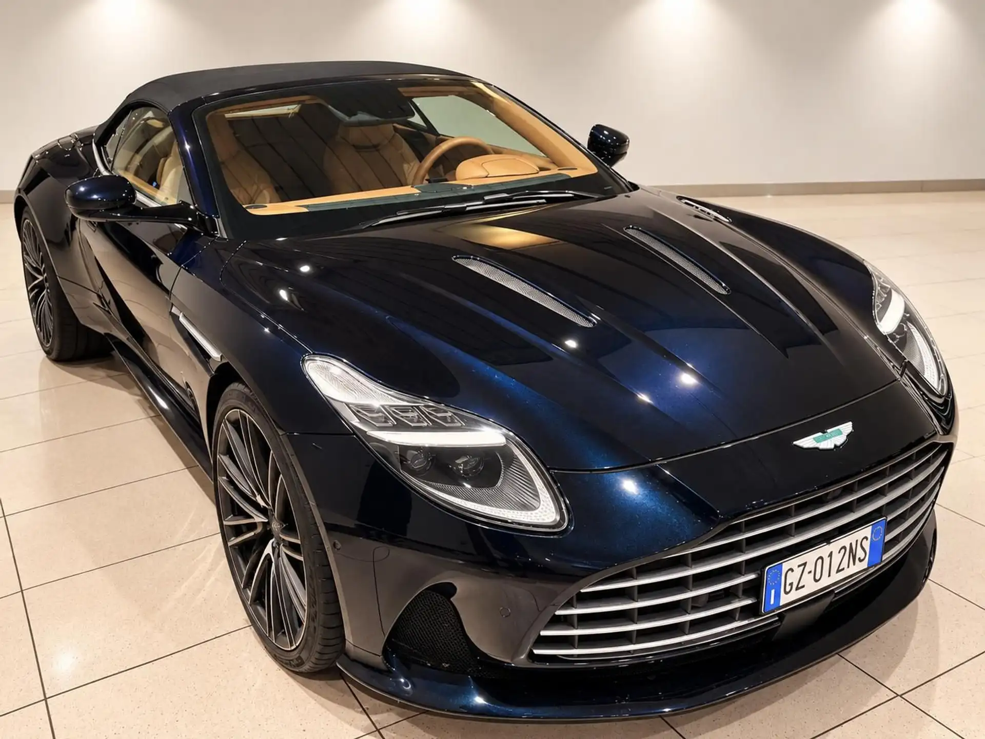 애스턴마틴 DB12 4.0 V8 2025 네이비 사진 6