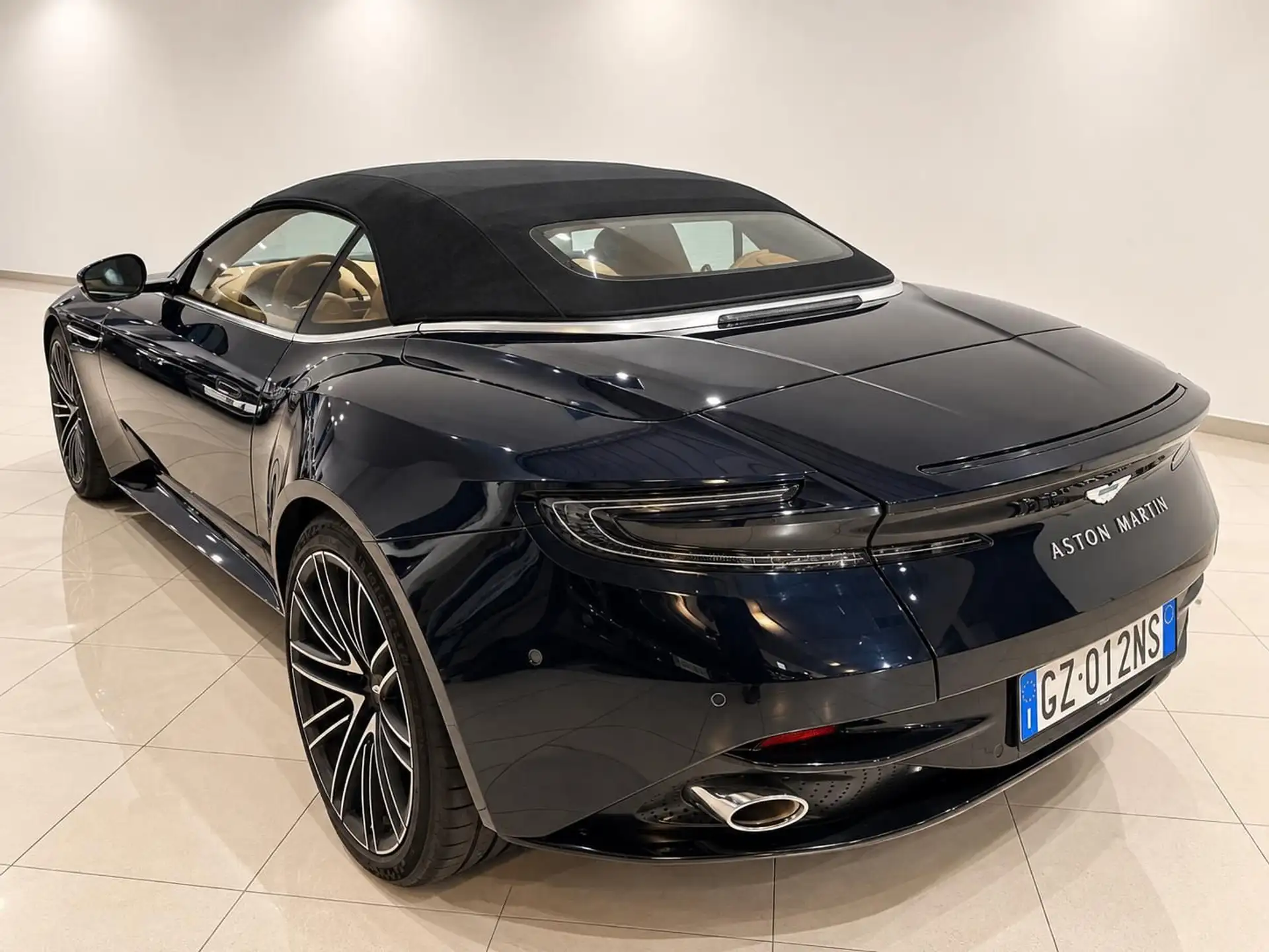 애스턴마틴 DB12 4.0 V8 2025 네이비 사진 3