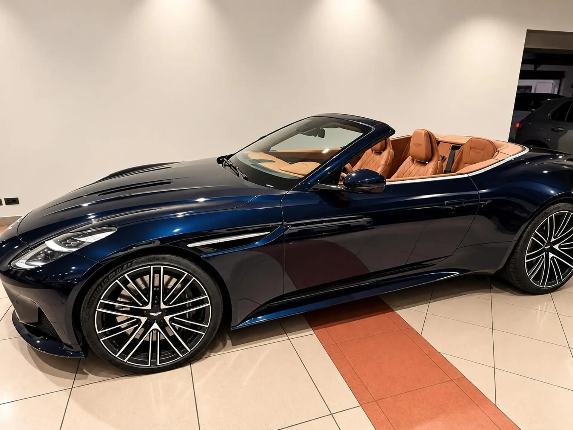 애스턴마틴 DB12 4.0 V8 2025 네이비 사진 7