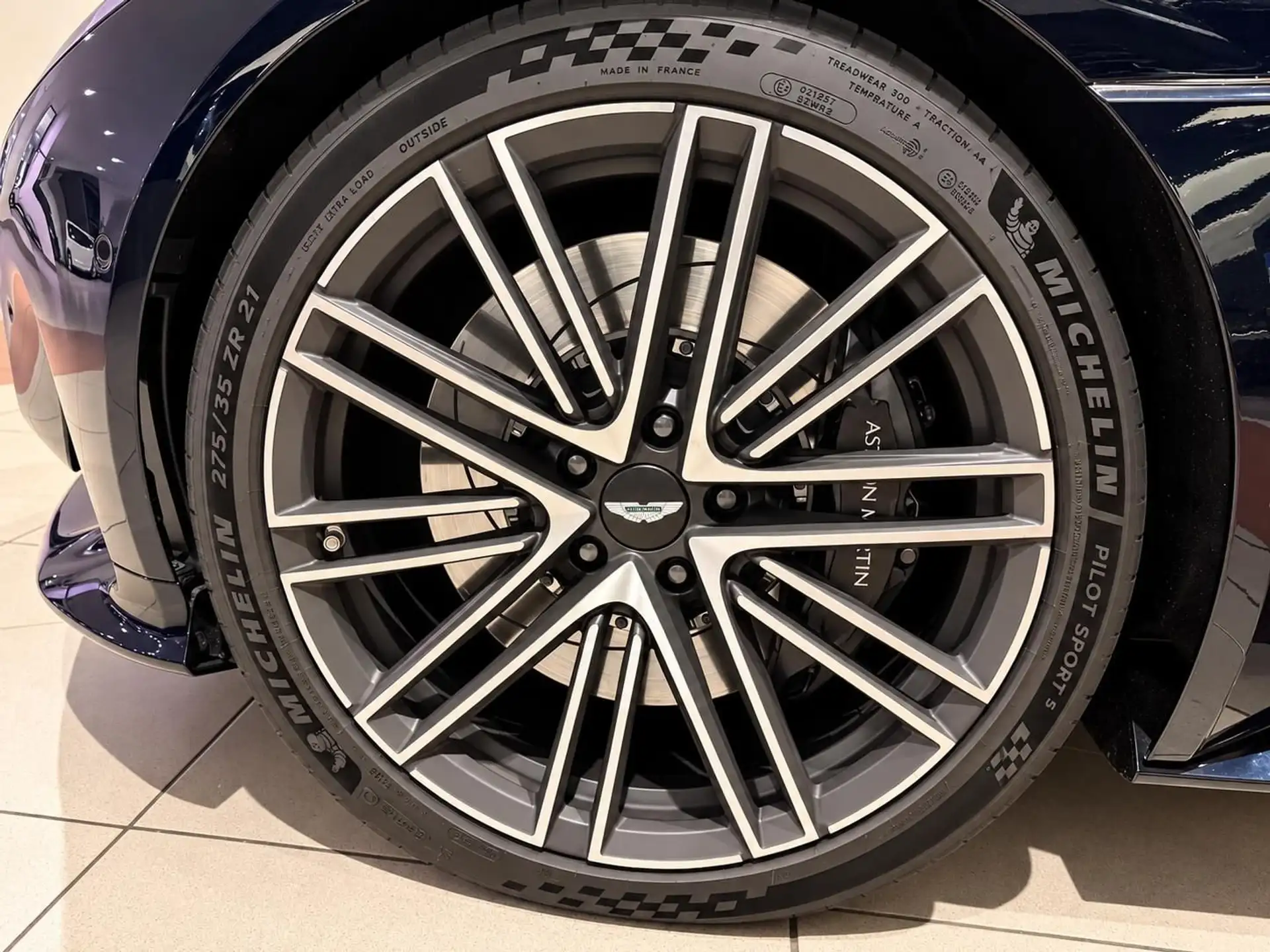애스턴마틴 DB12 4.0 V8 2025 네이비 사진 8