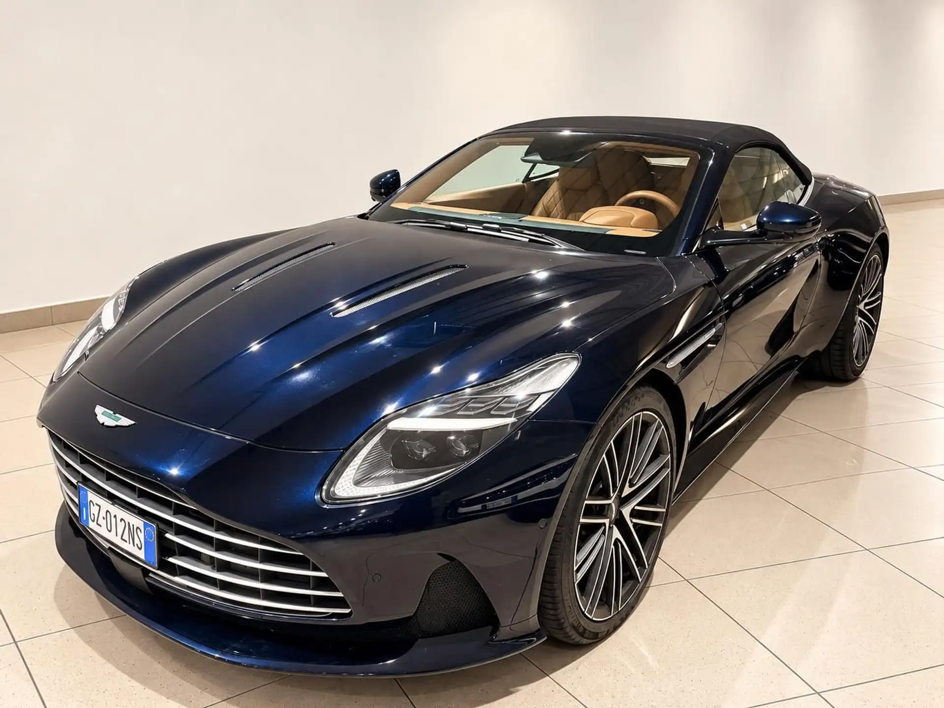 애스턴마틴 DB12 4.0 V8 2025 네이비 사진 1