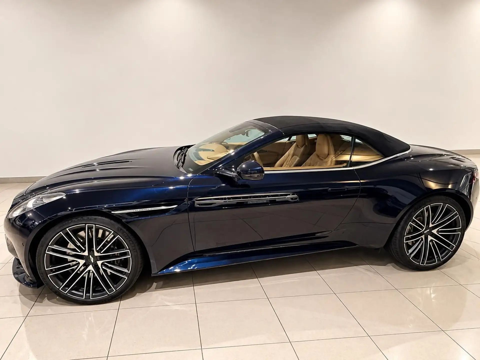 애스턴마틴 DB12 4.0 V8 2025 네이비 사진 2