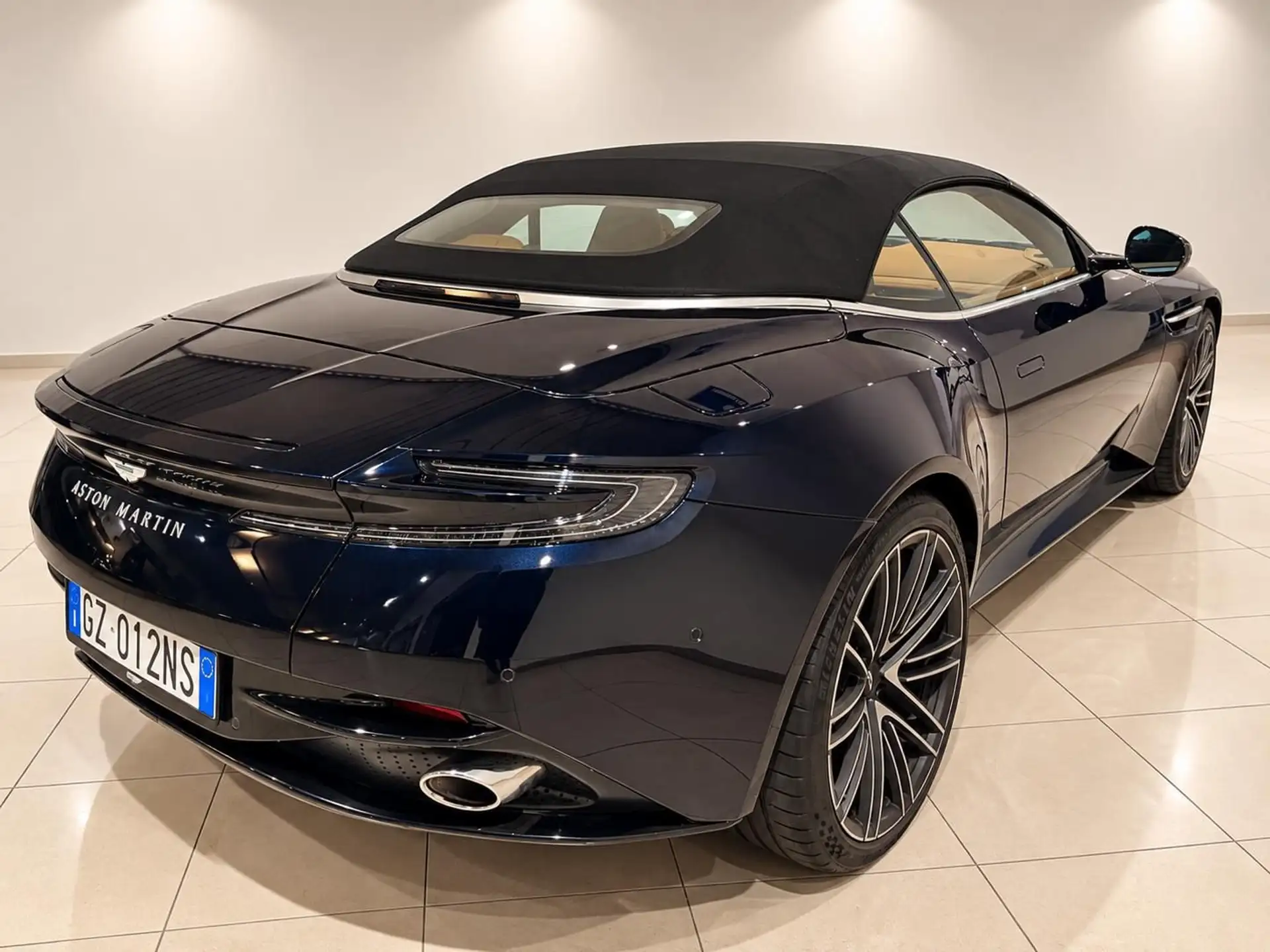 애스턴마틴 DB12 4.0 V8 2025 네이비 사진 5