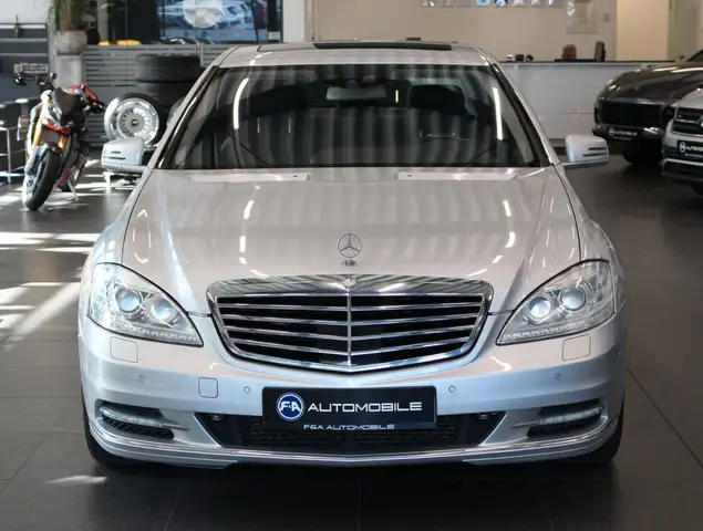 Mercedes-Benz S-Class view 3
