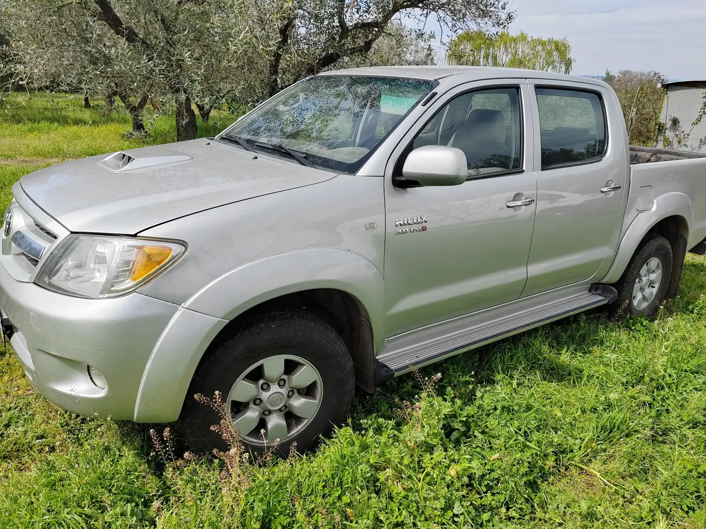 Toyota Hilux 3.0 d-4d double cab SR auto siva - 1