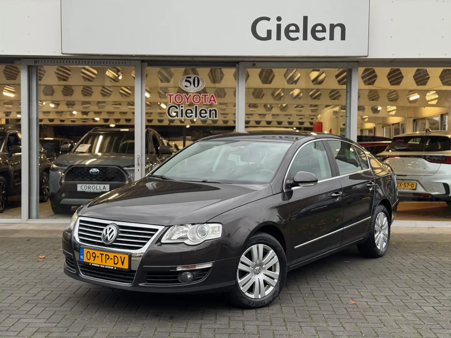 Volkswagen Passat 2.0 FSI Highline | Automaat, Eerste eigenaar, Clim Bruin - 1