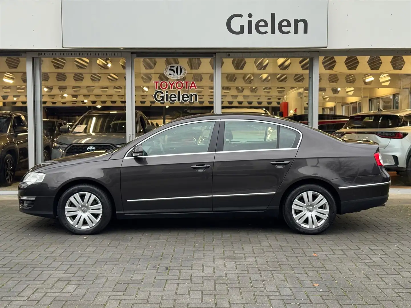 Volkswagen Passat 2.0 FSI Highline | Automaat, Eerste eigenaar, Clim Bruin - 2