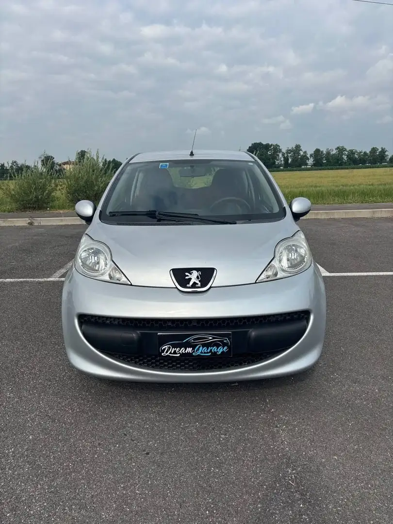 Peugeot 107 Neop. 1.0 benzina Gris - 2
