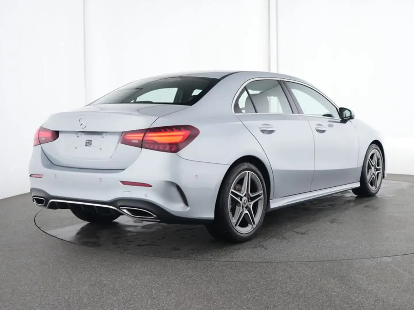 Mercedes-Benz A 180 Limo AMG AdPlus KeyGO Ambiente MBUX DistronicOD Silber - 2
