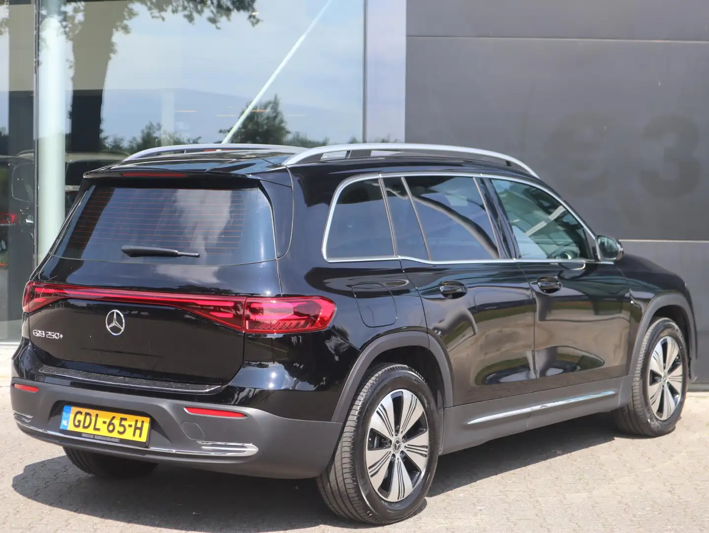 Mercedes-Benz EQB 250 250+ Essential Line 71 kWh Navigatie | Camera | LE Zwart - 2