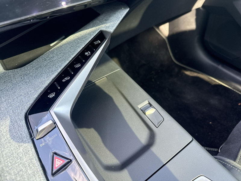 Peugeot 5008 Hybrid 145 GT — photo 18