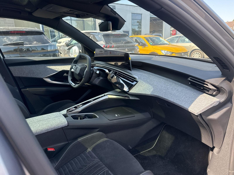 Peugeot 5008 Hybrid 145 GT — photo 15