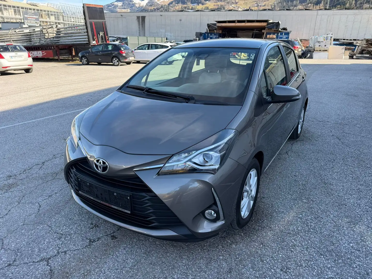 Toyota Yaris Yaris 1,0 VVT-i Active Active Grau - 2