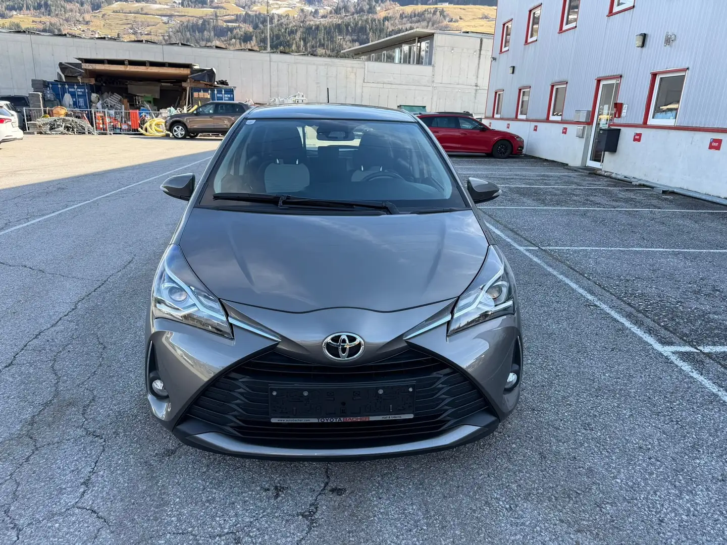Toyota Yaris Yaris 1,0 VVT-i Active Active Grau - 1