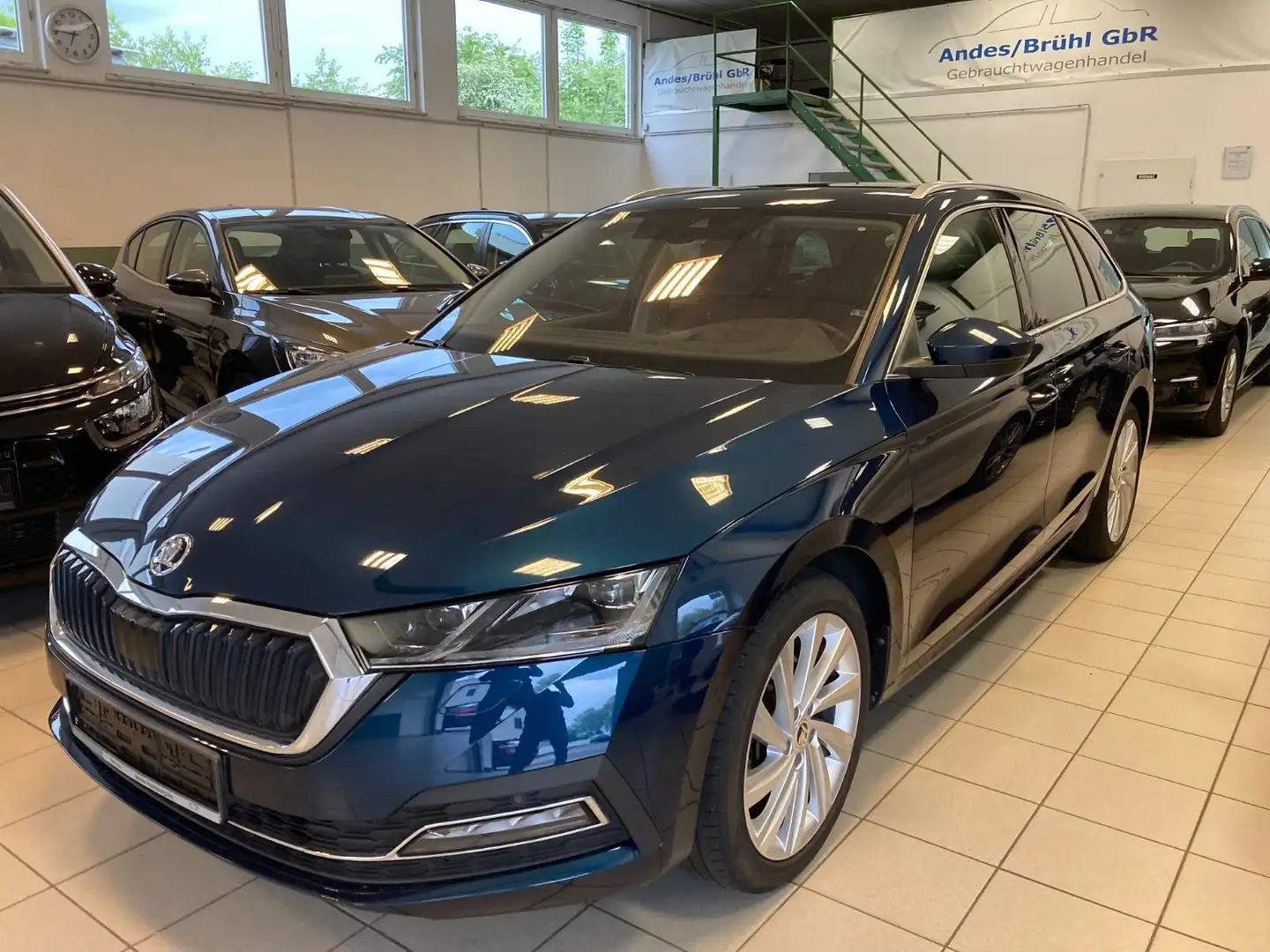 Skoda Octavia Combi LEDER PANO HUD STANDHZG KAM AHK Bleu - 1
