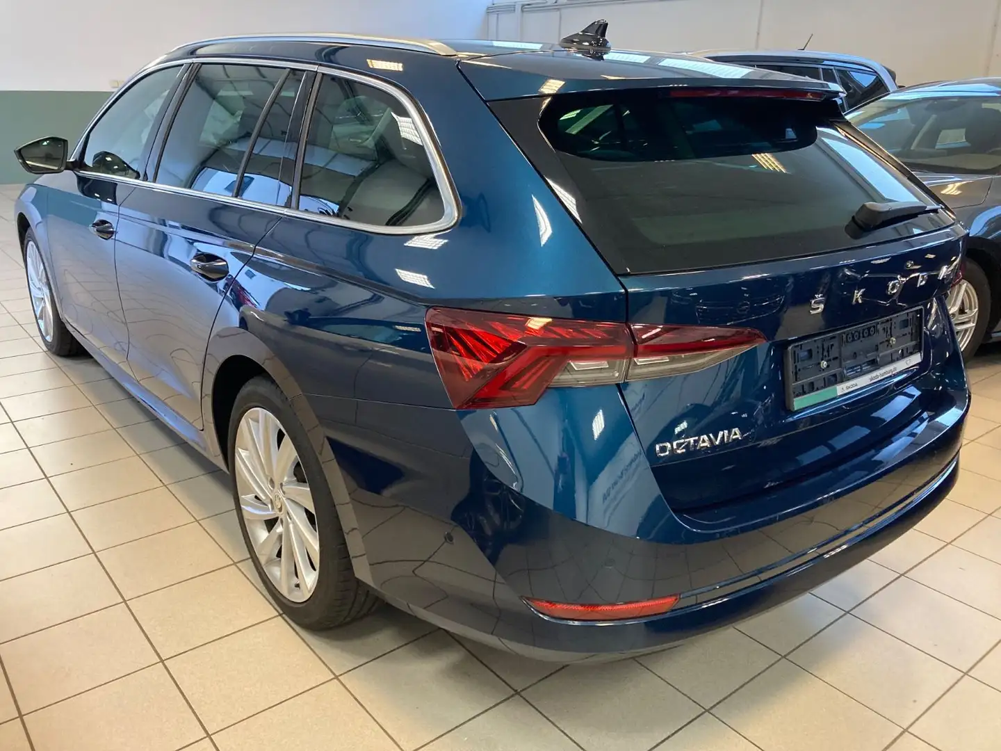 Skoda Octavia Combi LEDER PANO HUD STANDHZG KAM AHK Bleu - 2