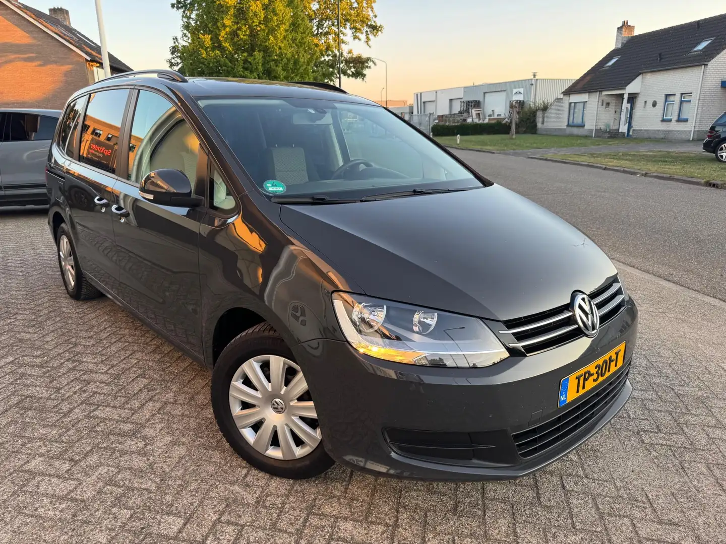 Volkswagen Sharan 1.4 TSI 7 Pers, Trekhaak, Pdc, Cruise Grijs - 2