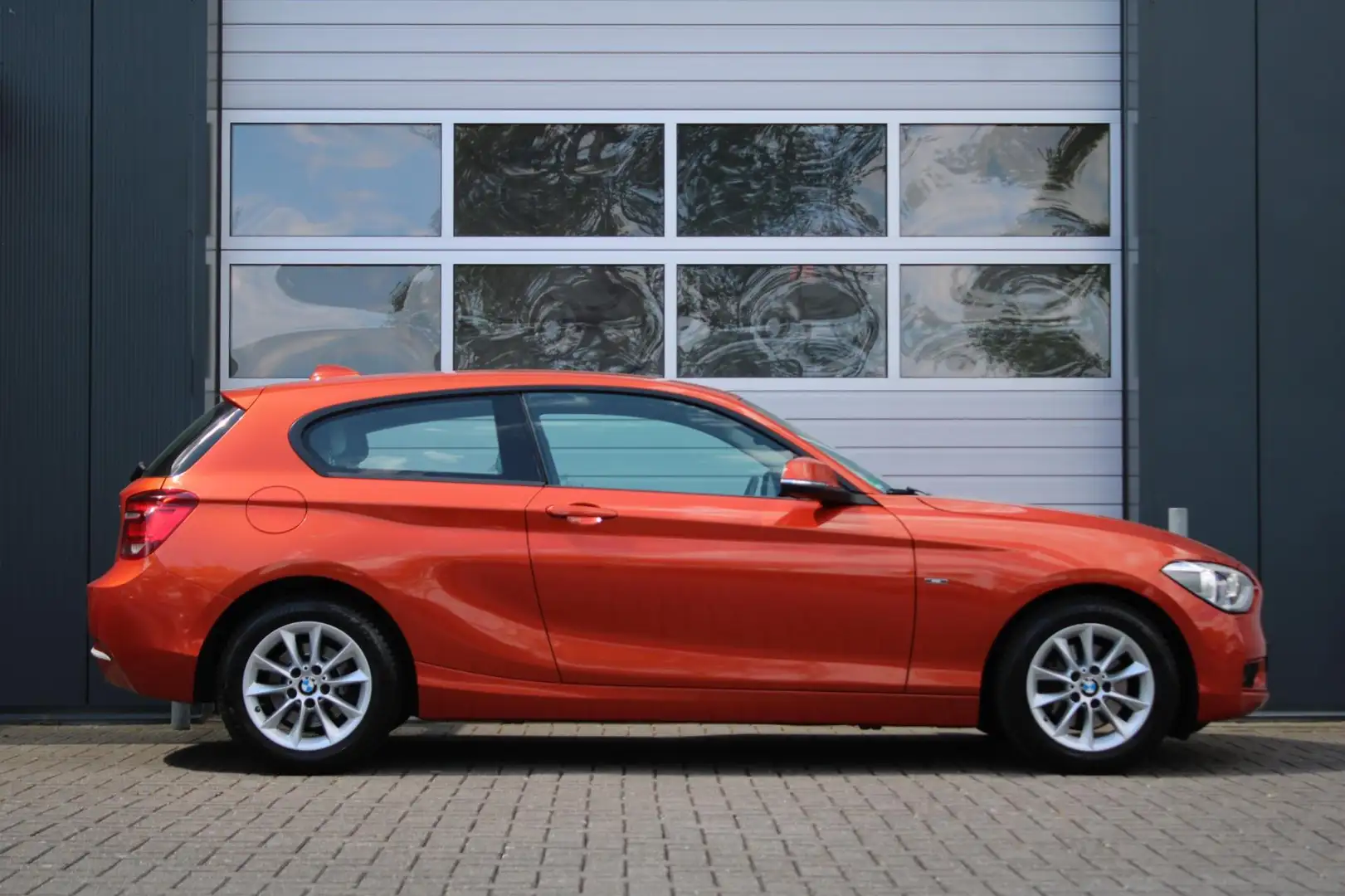 BMW 118 1-serie 118i Executive Clima/Cruise/Navi/Bi-Xenon/ Orange - 2