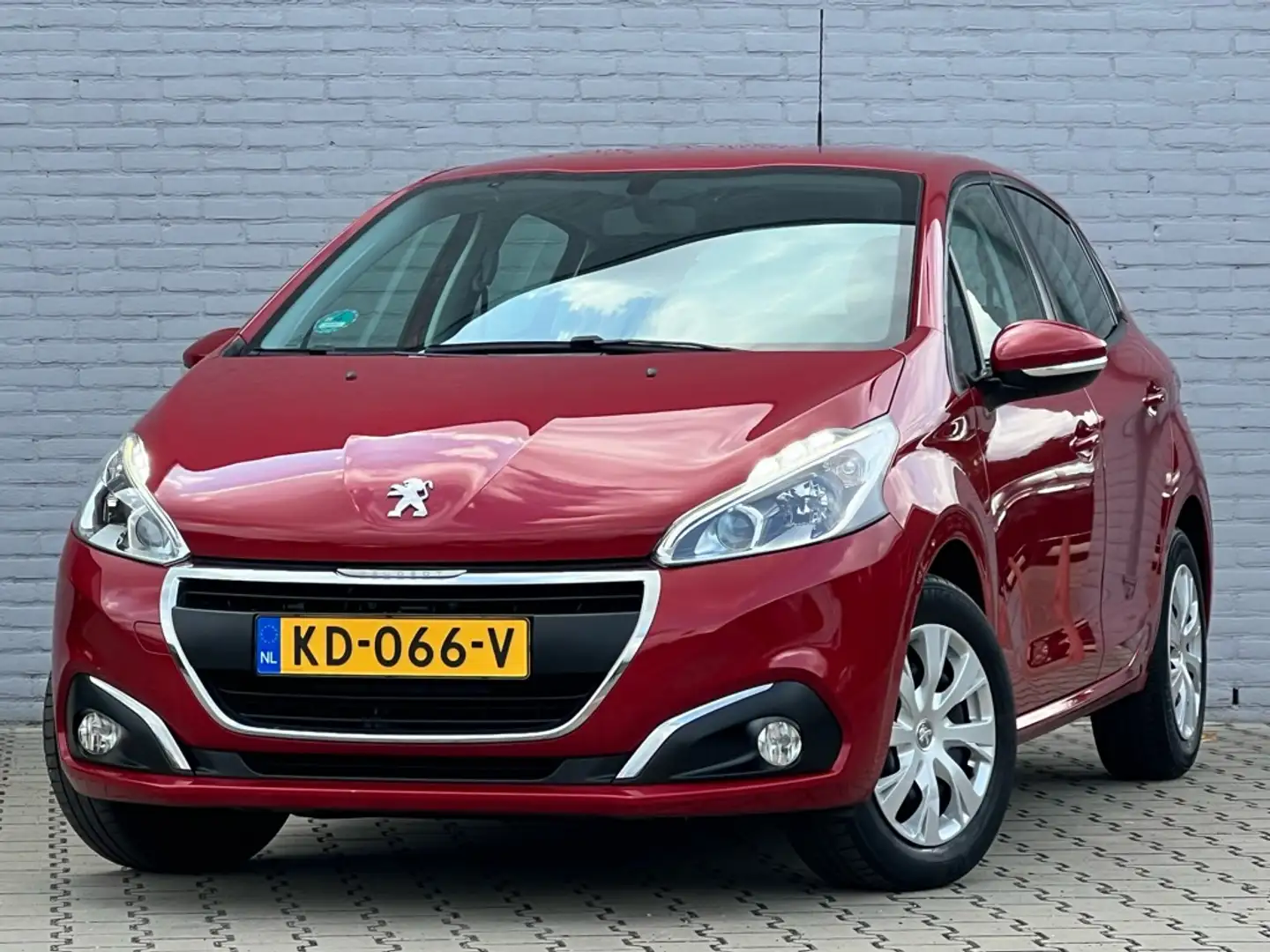 Peugeot 208 1.2 PureTech Blue Lion 5-deurs | Navi | PDC | CPV Rood - 2