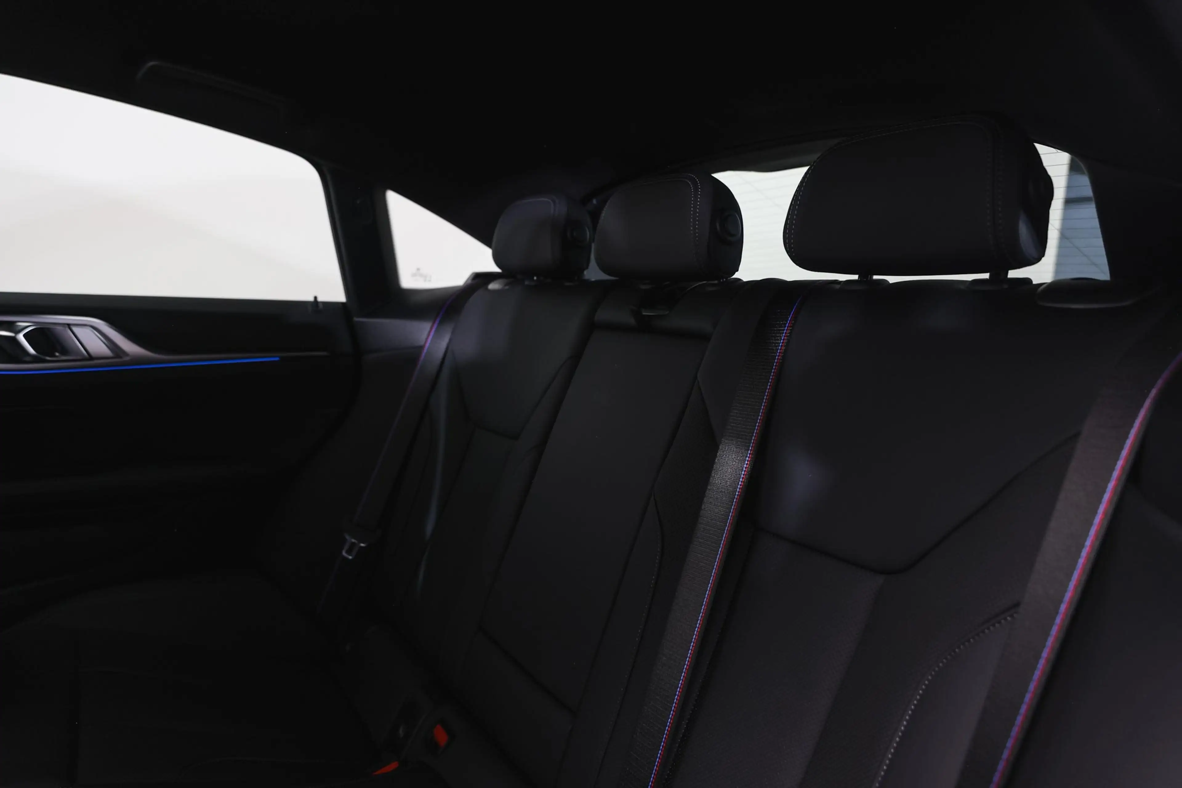 BMW i4 eDrive35 M Sport / Achteruitrijcamera / Adaptieve — photo 10