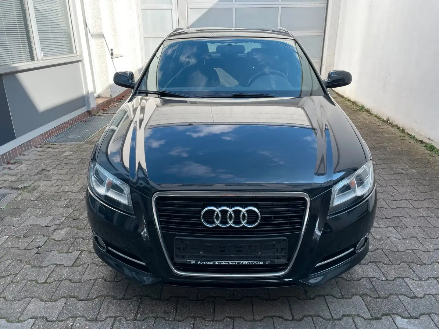 Audi A3 Sportback 1.6 TDI Attraction*SITZHEIZUNG* Noir - 2