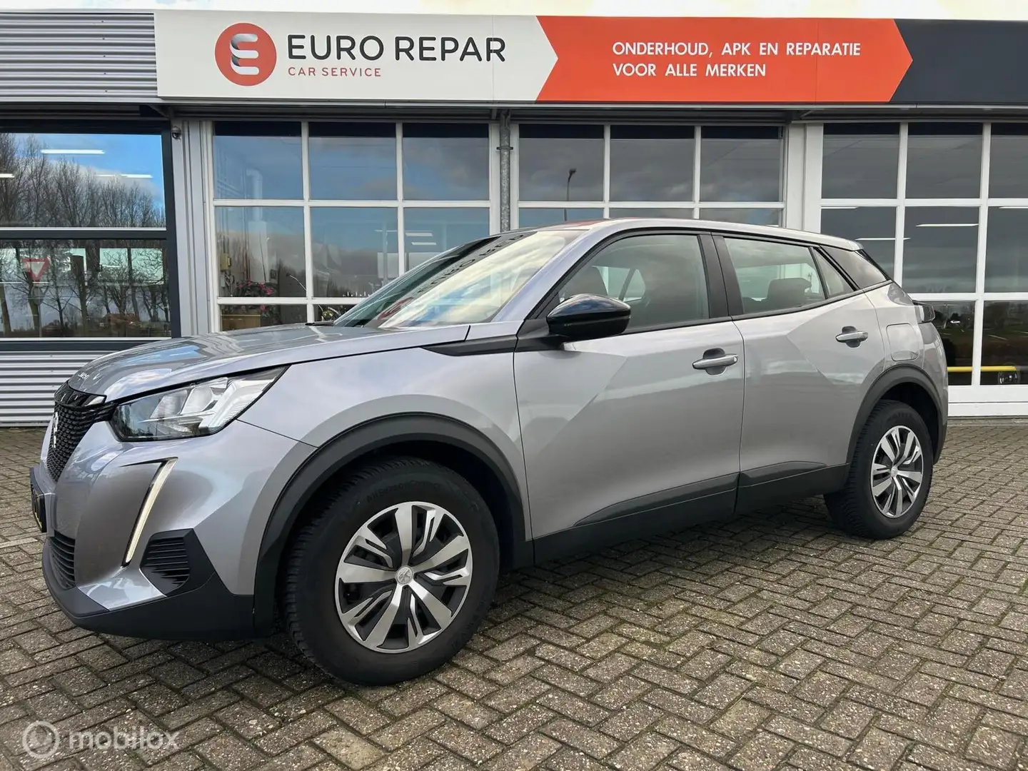 Peugeot 2008 1.2 PureTech Active Grau - 1