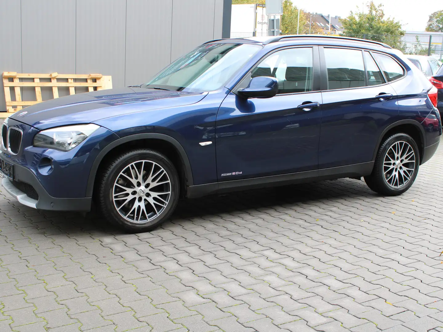 BMW X1 20 d sDrive AHK MFL SHZ NAVI PDC Bleu - 1