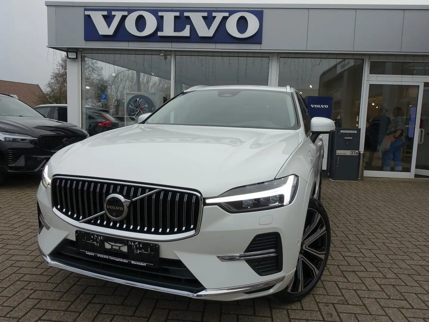 Volvo XC60 Plus T6 AWD Plug-in Hybrid/360°/FourC/AHK Weiß - 1