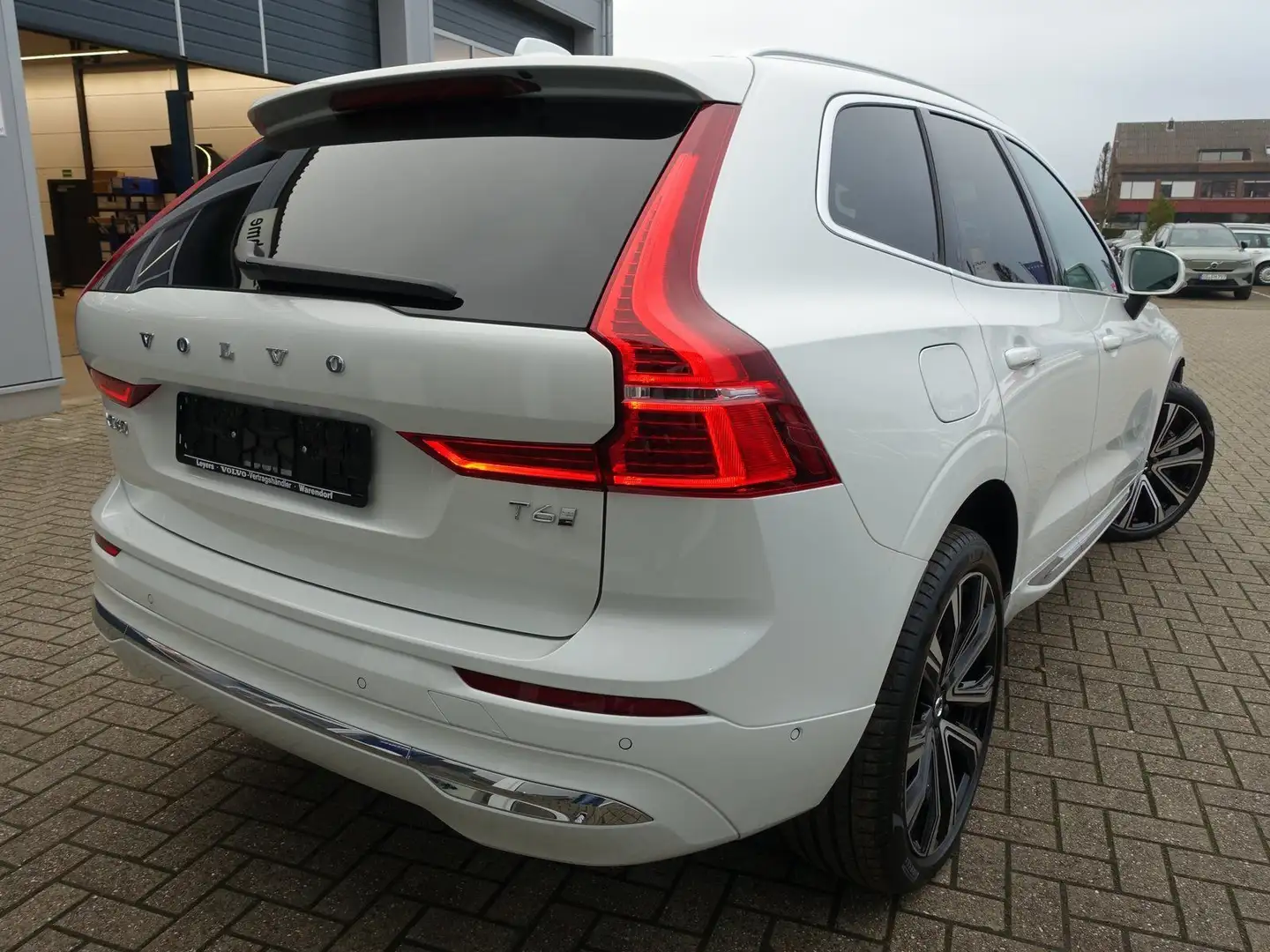 Volvo XC60 Plus T6 AWD Plug-in Hybrid/360°/FourC/AHK Weiß - 2