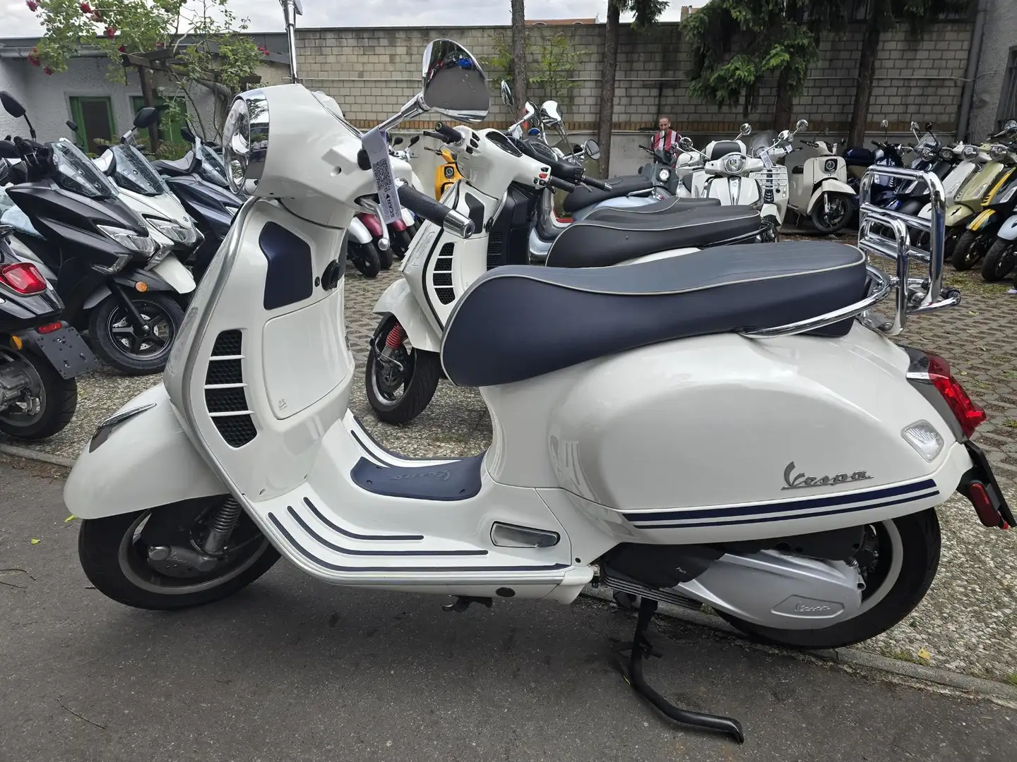 Vespa GTS 300 YACHT CLUB limitiert ABS ASR LED Blanc - 1