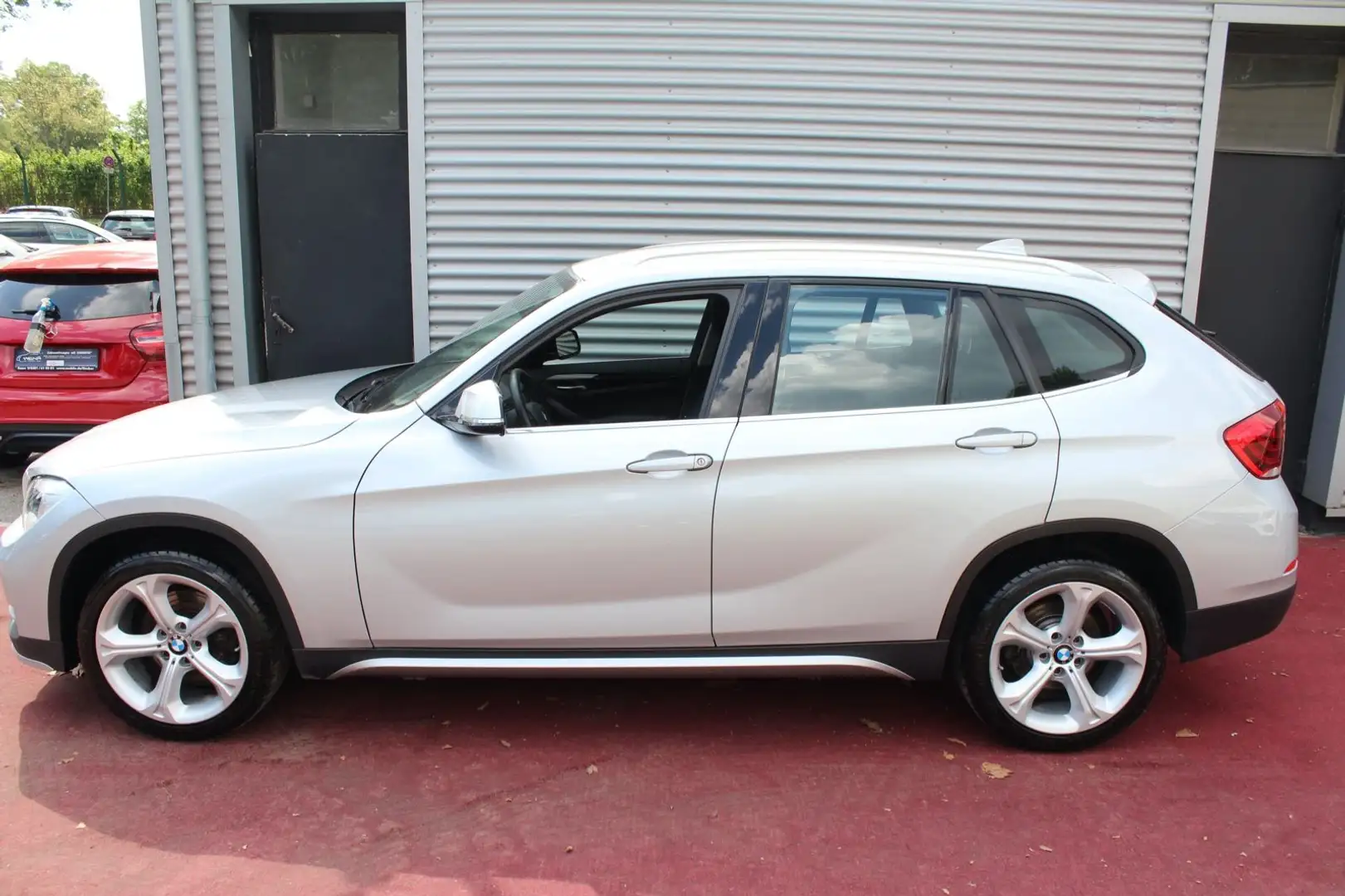 BMW X1 sDrive 18i KLIMAAUTOMATIK PDC 18.ZOLL ALU 2Hd Zilver - 2
