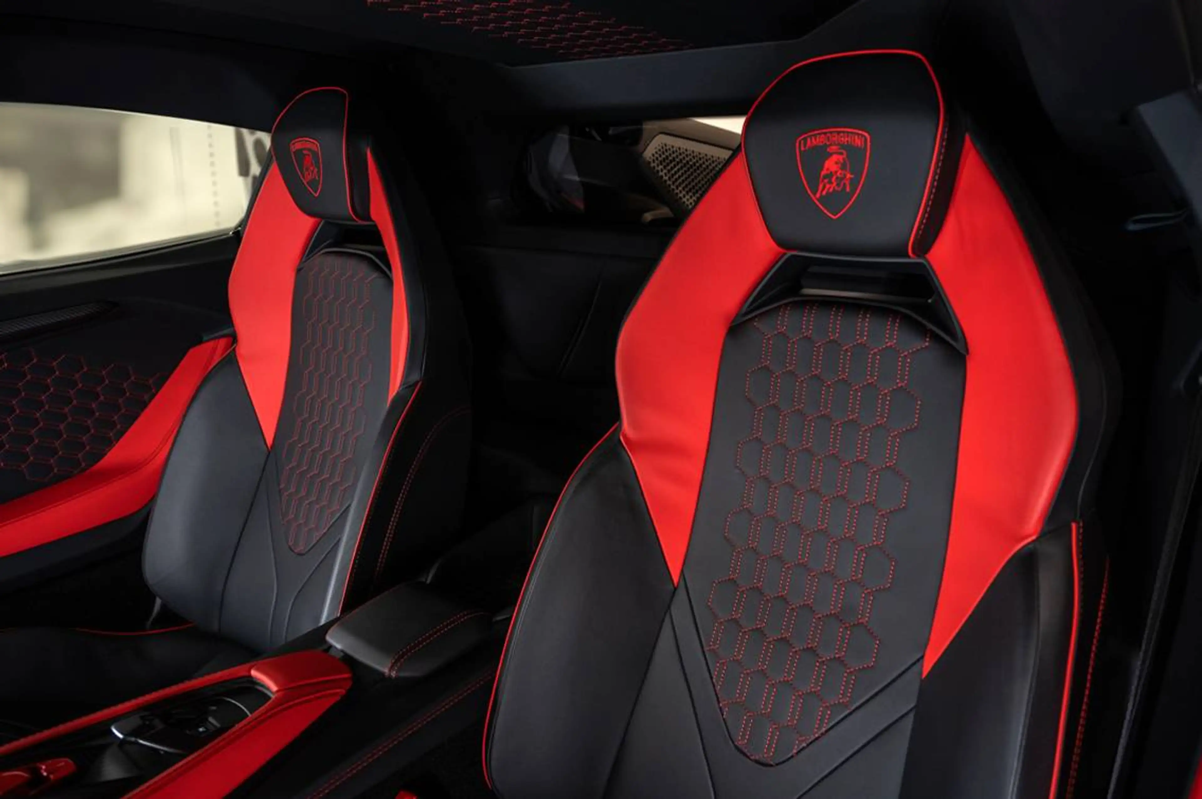 Lamborghini Revuelto Revuelto PHEV 6.5i V12 — photo 11
