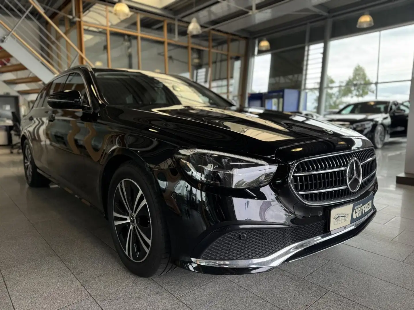 Mercedes-Benz E 220 d 4Matic T Avantgarde, Distronic, Pano! Navi Zwart - 2