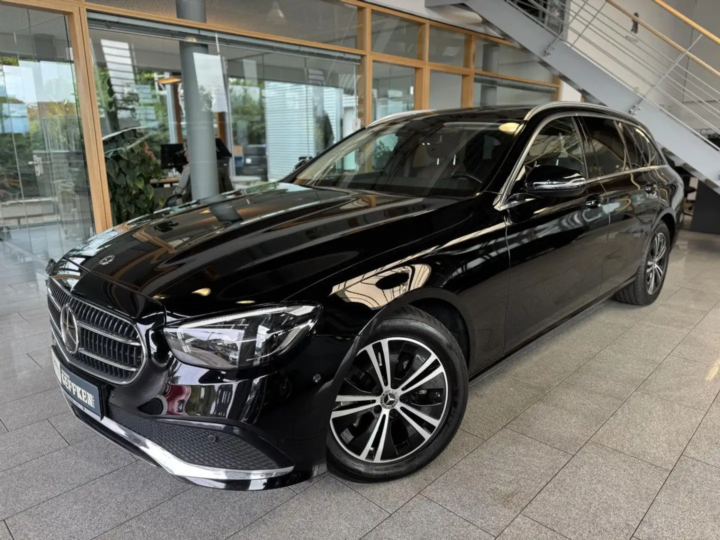 Mercedes-Benz E 220 d 4Matic T Avantgarde, Distronic, Pano! Navi Zwart - 1