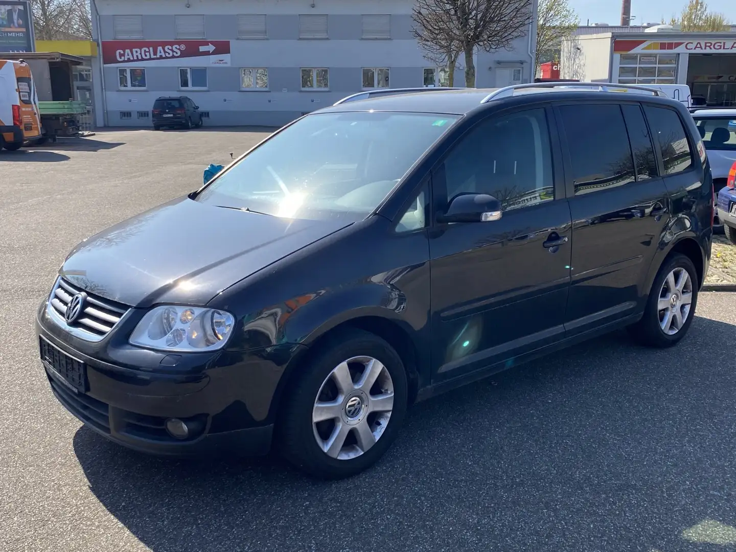Volkswagen Touran 2.0 FSI  Highline ## Motorlauf unrund ## Zwart - 2