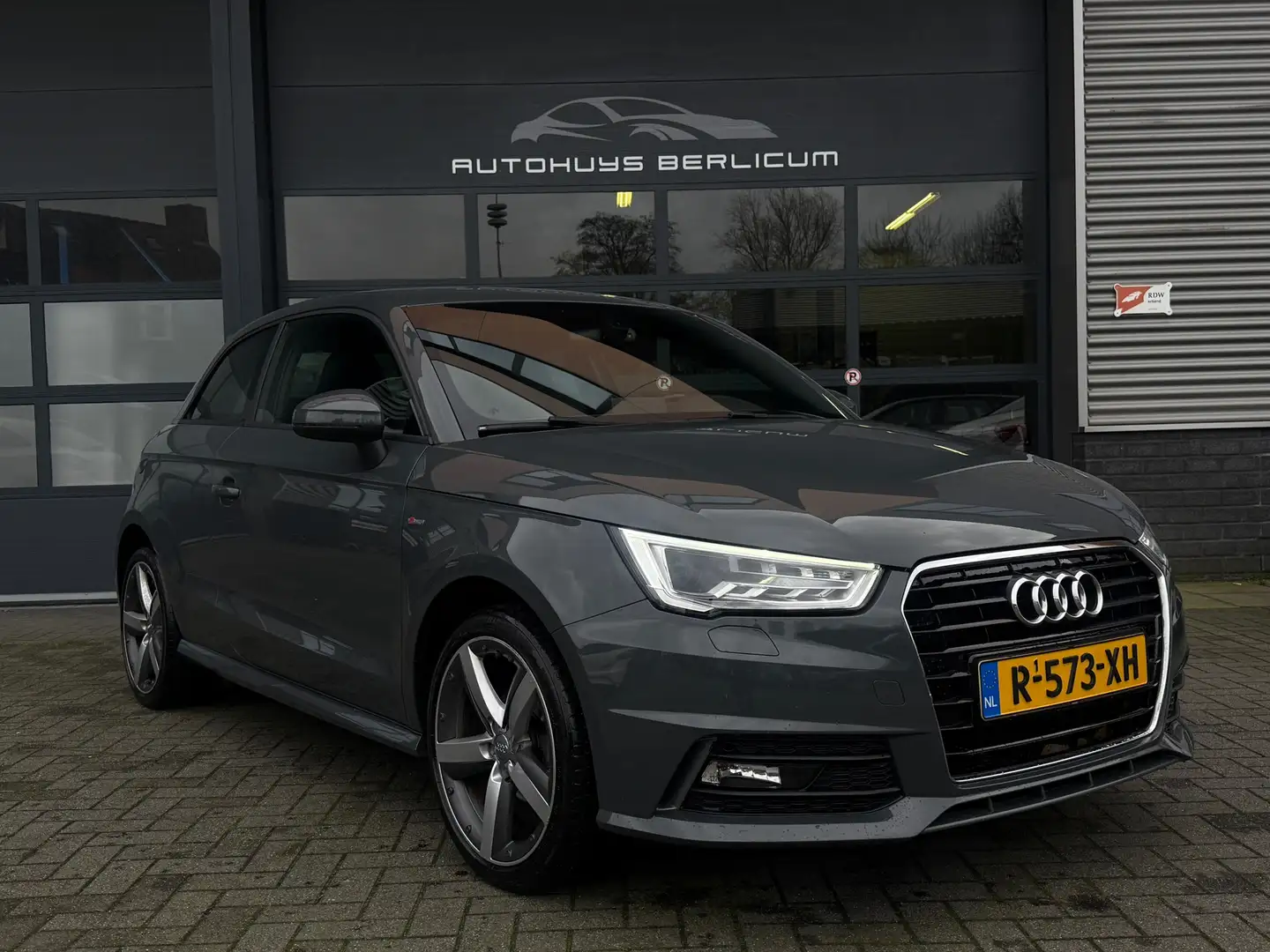 Audi A1 1.0 TFSI Sport S Line Luxe S uitvoering! Grijs - 1