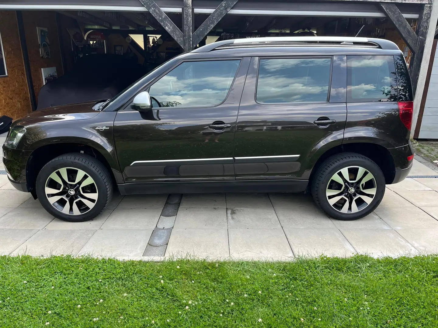 Skoda Yeti Yeti 1.4 TSI 4x4 DSG Drive Braun - 1